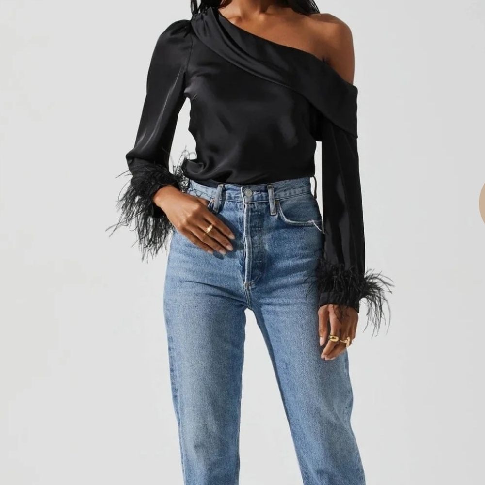 ASTR the Label ✨️ Elegant Off- Shoulder Blouse with Feather Datail Size XS